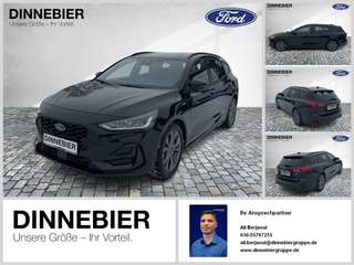Schräge Frontansicht auf einen Ford Focus , freigestellt