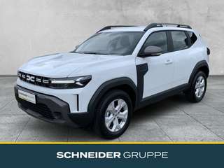 Schräge Frontansicht auf einen Dacia Duster , freigestellt