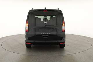 Schräge Frontansicht auf einen Volkswagen Caddy , freigestellt