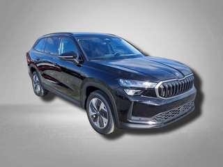 Schräge Frontansicht auf einen Skoda Kodiaq , freigestellt