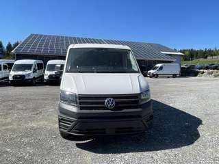 Schräge Frontansicht auf einen Volkswagen Crafter , freigestellt