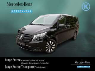 Schräge Frontansicht auf einen Mercedes-Benz Vito , freigestellt