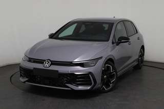 Schräge Frontansicht auf einen Volkswagen Golf , freigestellt