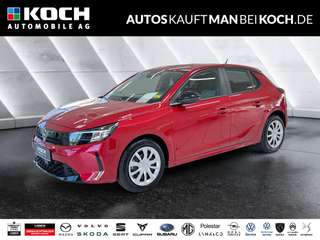 Schräge Frontansicht auf einen Opel Corsa , freigestellt