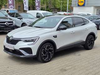 Schräge Frontansicht auf einen Renault Arkana , freigestellt