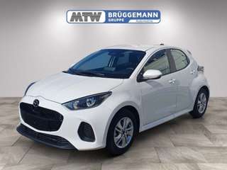 Schräge Frontansicht auf einen Mazda Mazda2 Hybrid , freigestellt