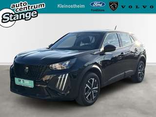 Schräge Frontansicht auf einen Peugeot 2008 , freigestellt