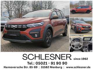 Schräge Frontansicht auf einen Dacia Jogger , freigestellt