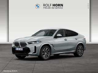 Schräge Frontansicht auf einen BMW X6 , freigestellt