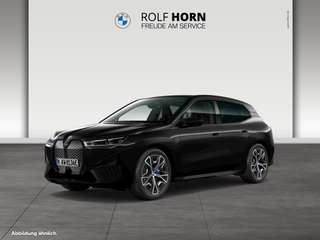 Schräge Frontansicht auf einen BMW iX , freigestellt