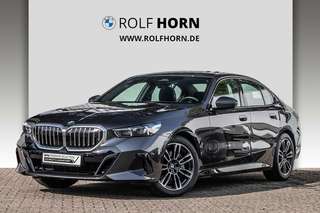 Schräge Frontansicht auf einen BMW 5er-Reihe , freigestellt