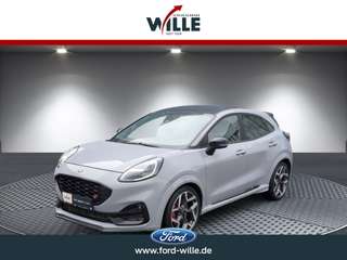 Schräge Frontansicht auf einen Ford Puma , freigestellt