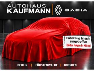 Schräge Frontansicht auf einen Renault Captur , freigestellt