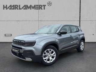 Schräge Frontansicht auf einen Jeep Avenger , freigestellt