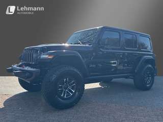 Schräge Frontansicht auf einen Jeep Wrangler , freigestellt