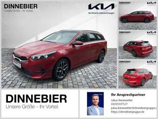 Schräge Frontansicht auf einen Kia cee'd , freigestellt