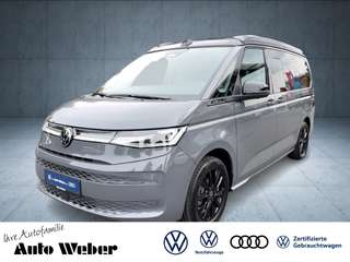Schräge Frontansicht auf einen Volkswagen California , freigestellt