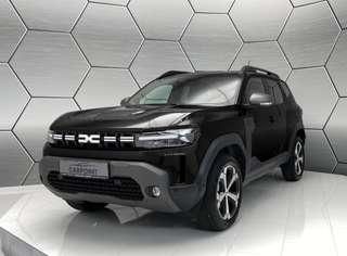 Schräge Frontansicht auf einen Dacia Duster , freigestellt