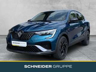 Schräge Frontansicht auf einen Renault Arkana , freigestellt