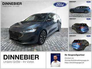 Schräge Frontansicht auf einen Ford Focus , freigestellt