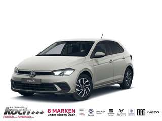 Schräge Frontansicht auf einen Volkswagen Polo , freigestellt