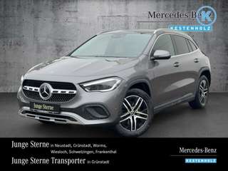 Schräge Frontansicht auf einen Mercedes-Benz GLA , freigestellt