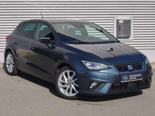 Schräge Frontansicht auf einen SEAT Ibiza , freigestellt
