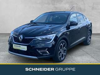 Schräge Frontansicht auf einen Renault Arkana , freigestellt