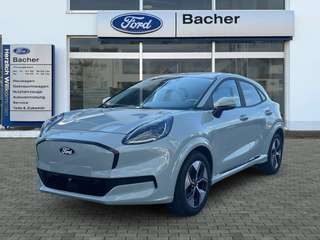 Schräge Frontansicht auf einen Ford Puma , freigestellt