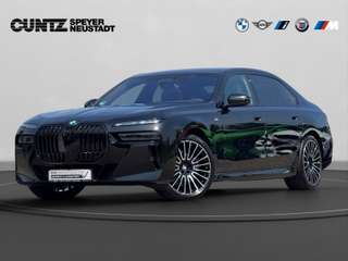 Schräge Frontansicht auf einen BMW 7er-Reihe , freigestellt