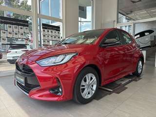 Schräge Frontansicht auf einen Mazda Mazda2 Hybrid , freigestellt