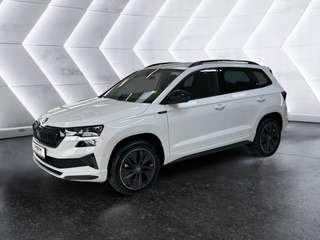 Schräge Frontansicht auf einen Skoda Karoq , freigestellt