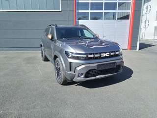 Schräge Frontansicht auf einen Dacia Duster , freigestellt