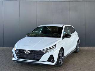 Schräge Frontansicht auf einen Hyundai i20 , freigestellt