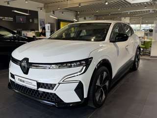 Schräge Frontansicht auf einen Renault Megane E-TECH , freigestellt