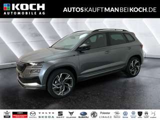 Schräge Frontansicht auf einen Skoda Karoq , freigestellt