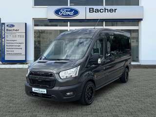 Schräge Frontansicht auf einen Ford Transit , freigestellt