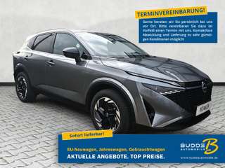 Schräge Frontansicht auf einen Nissan Qashqai , freigestellt