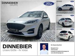 Schräge Frontansicht auf einen Ford Kuga , freigestellt