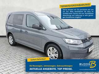 Schräge Frontansicht auf einen Volkswagen Caddy , freigestellt