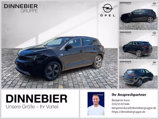 Schräge Frontansicht auf einen Opel Grandland X , freigestellt