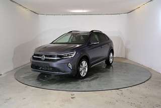 Schräge Frontansicht auf einen Volkswagen Taigo , freigestellt