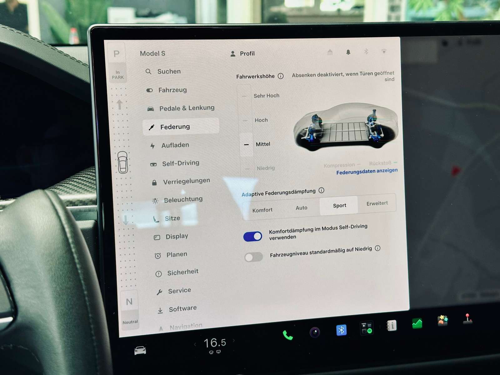 Fahrzeugbild eines TESLA Model S