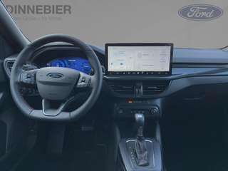 Schräge Frontansicht auf einen Ford Focus , freigestellt