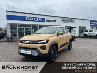 Schräge Frontansicht auf einen Dacia Spring , freigestellt