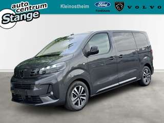 Schräge Frontansicht auf einen Peugeot Traveller , freigestellt