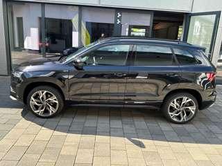 Schräge Frontansicht auf einen Skoda Karoq , freigestellt