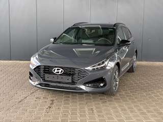 Schräge Frontansicht auf einen Hyundai i30 , freigestellt