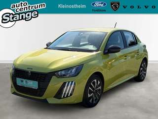 Schräge Frontansicht auf einen Peugeot 208 , freigestellt