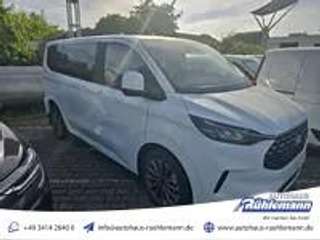 Schräge Frontansicht auf einen Ford Tourneo Custom , freigestellt